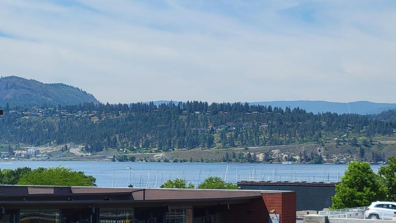 Tiffany Blue@Downtown Culture District Apartment Kelowna Exterior photo